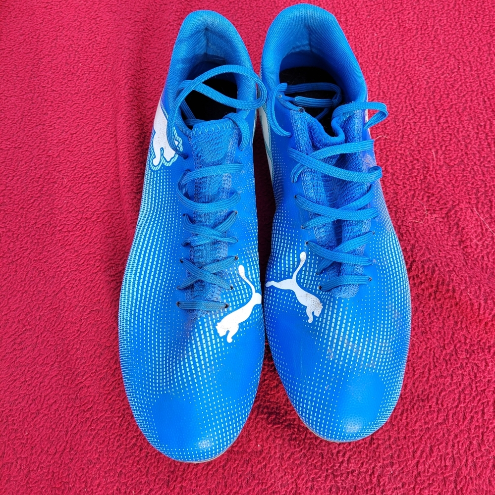 Puma Future 7 Play FG/AG Men's Soccer Cleats In a Blue colorway.
